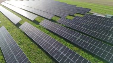 Tarım arazisini kaplayan güneş panelleri