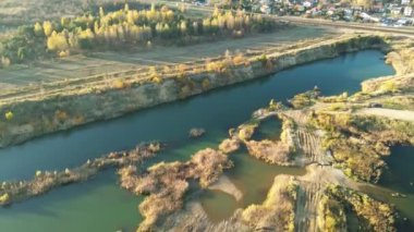 Su basmış taş ocağı ve ormanlı hava manzarası