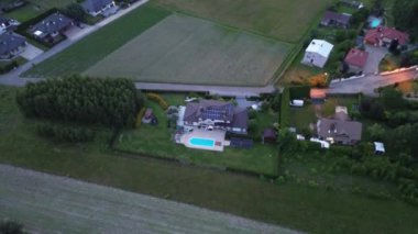 Yeşil manzaralı modern banliyö manzarası