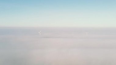 Kırsal kesimdeki rüzgar enerjisi hatlarının hava görüntüsü.