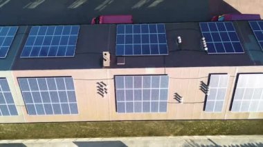 Doğal ortamda modern güneş enerjisi çiftliği