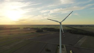 Rüzgâr türbini, canlı bir gökyüzünün altında