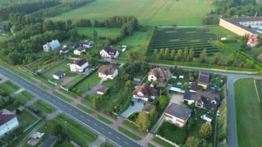 Sık ormanlarda yuva yapmış ev ve bahçe..