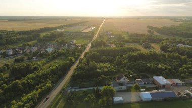 Gün batımında kırsal yolun havadan görünüşü