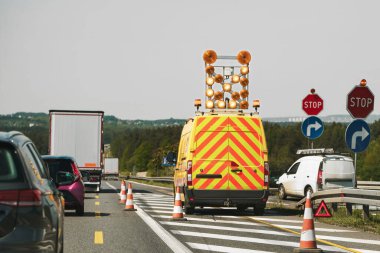 Yol güvenliği aracı otoyolu kapatıyor.