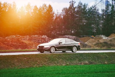 İdari araç inşaat sahasının yakınında geziniyor.