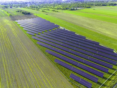 Güneş enerjisi tesisinin hava görüntüsü.