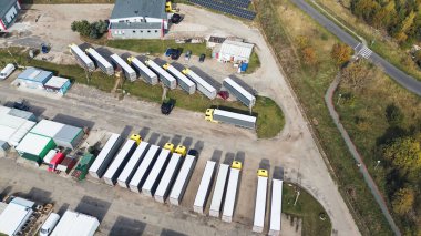 Lojistik park alanındaki karavanlar.