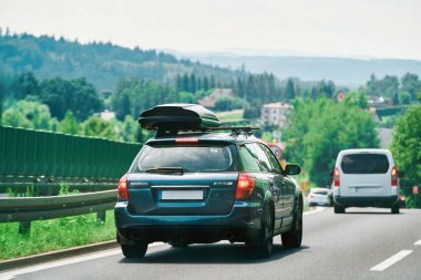 SUV açık yolda vites kutusuyla gidiyor.