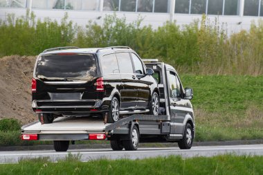 Beyaz ticari kamyonet taşıyan kamyonet.