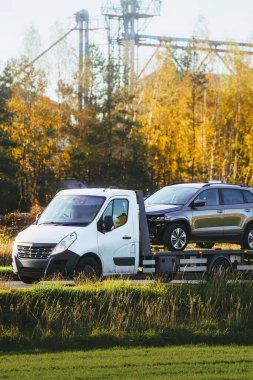 Kırsal yolda araç kurtarma servisi