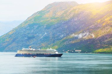Karadağ 'ın ünlü Kotor Körfezi' nde büyük bir yolcu gemisi