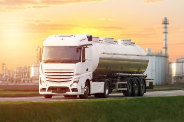 Tesiste yakıtı olan bir kamyon. Kimya Endüstrisi, Depolama Tankı ve Endüstriyel Tesiste Tanker Kamyonu