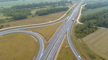 Yol kesişiminin yüksek açılı görüntüsü ve bitişik yeşil alanlar