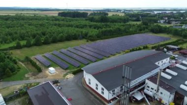 Yeşil ortamda yenilenebilir güneş enerjisi çiftliği.