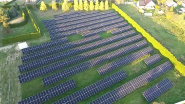 Güneş panelleri enerji üretimi için güneş ışığını emiyor