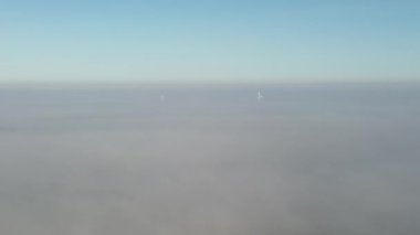 Uçağın sisli üst görüntüsü.