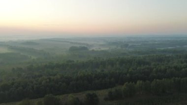 Sabah sisi yemyeşil tepeler ve tarım arazileri üzerinde