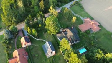 Sık ormanlarda yuva yapmış ev ve bahçe..