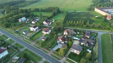 Sık ormanlarda yuva yapmış ev ve bahçe..