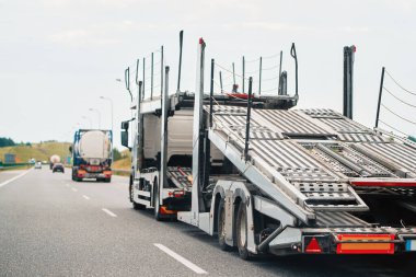 Otoyolda boş bir otomobil kamyonu.