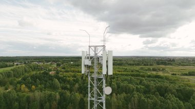 Kırsal alanda cep telefonu sinyal kulesi.