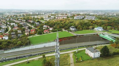 Mobil ve internet ağları için iletişim kulesi