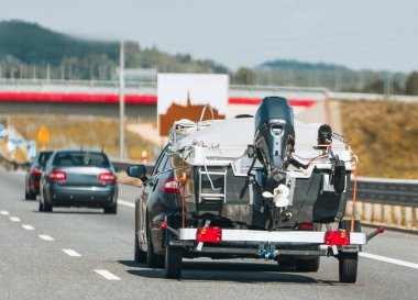 Siyah araba römorkta çekici.