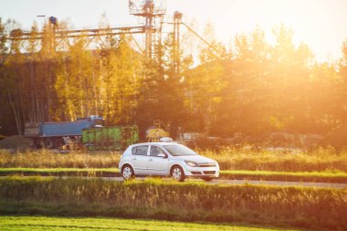 Sonbahar doğasında kompakt çevre dostu araba.
