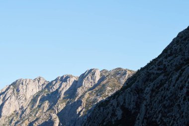 Fiyorttaki kayalık dağ sırtlarının ardında gizemli bir sis var.