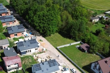 Müteahhit modern kır evinin çatısına güneş panelleri kuruyor.