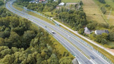 Büyük üstgeçit ve otoban köprüsünde trafik