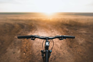 Boş ve Uygun Günbatımında Bisikletle Tarlalarda Yolculuk