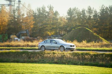 Kırsal alandan geçen şık bir araba.