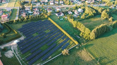 Güneş panelleri olan yenilenebilir enerji fabrikası