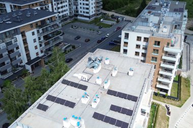 Güneş enerjili Apartman Kompleksinin Hava Görünümü