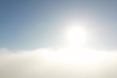 Serene Blue Sky ve Yumuşak Beyaz Bulutlar