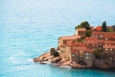 Deniz kenarındaki tarihi ada köyü