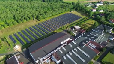Fabrikaya elektrik sağlayan güneş panelleri