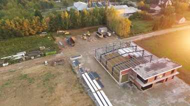 Gün batımında makineli inşaat alanı