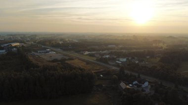 Canlı sonbahar renkleriyle sisli sabah manzarası