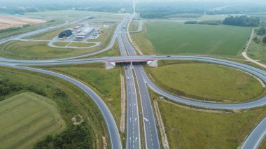 Yeşil alanlarla çok şeritli kavşağın yukarıdan görüntüsü