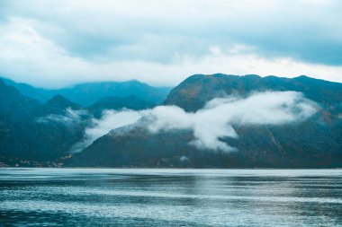 Karadağ Kotor Körfezi kıyı şeridi ve dağları