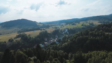 Canlı yeşil otlakları ve dağ zeminiyle sakin bir kırsal.