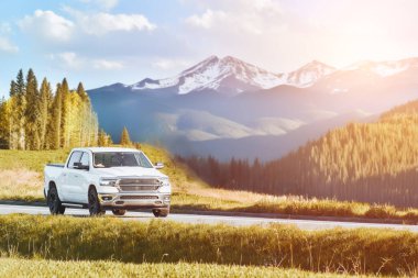 Kırsal kesimdeki modern beyaz kamyonetin ön görüntüsü