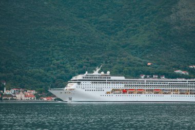 Sisli akşam manzarasından geçen gemi.