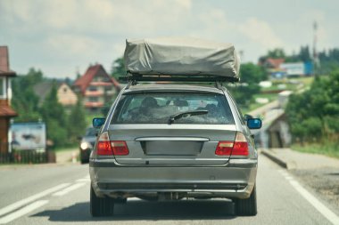 Köy yolunda çatısı olan eski steyşın vagon.