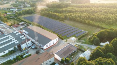 Fabrikaya komşu güneş paneli alanı