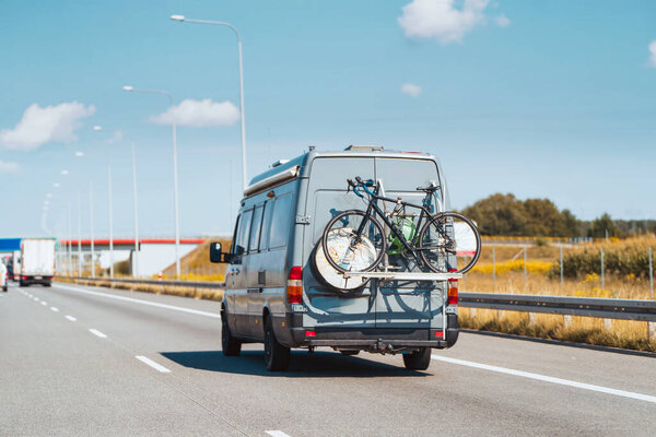 Автофургон Camper на шоссе, смонтированные велосипеды