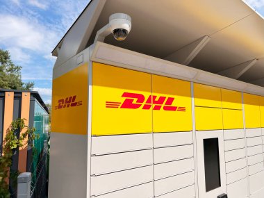 DHL parsel dolap açık hava manzarası Polonya Avrupa 30.09.2024